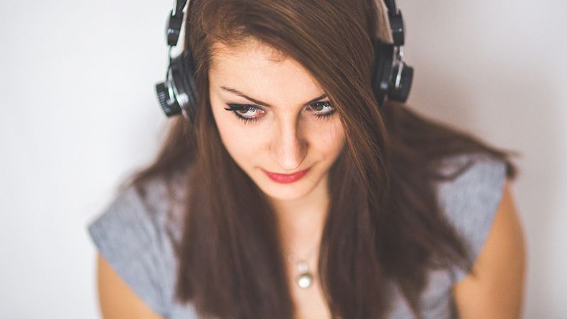 Cara mudah belajar bahasa Inggris - Mendengarkan musik